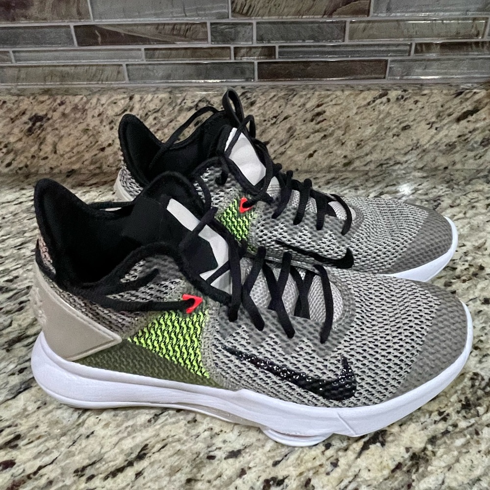 Men’s Nike LeBron Witness IV Basketball Shoes (Size 9)